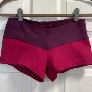 Elisabetta Rogiani booty shorts!